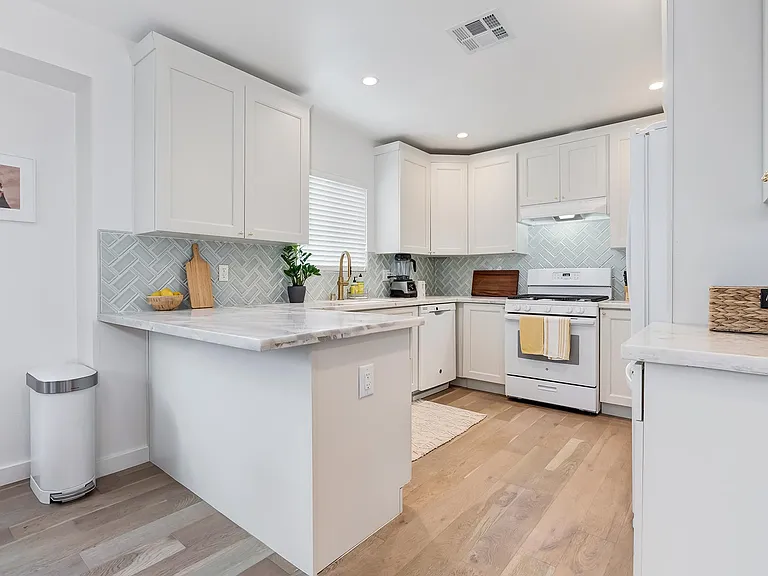 924 E Fairview Blvd — Photo 11