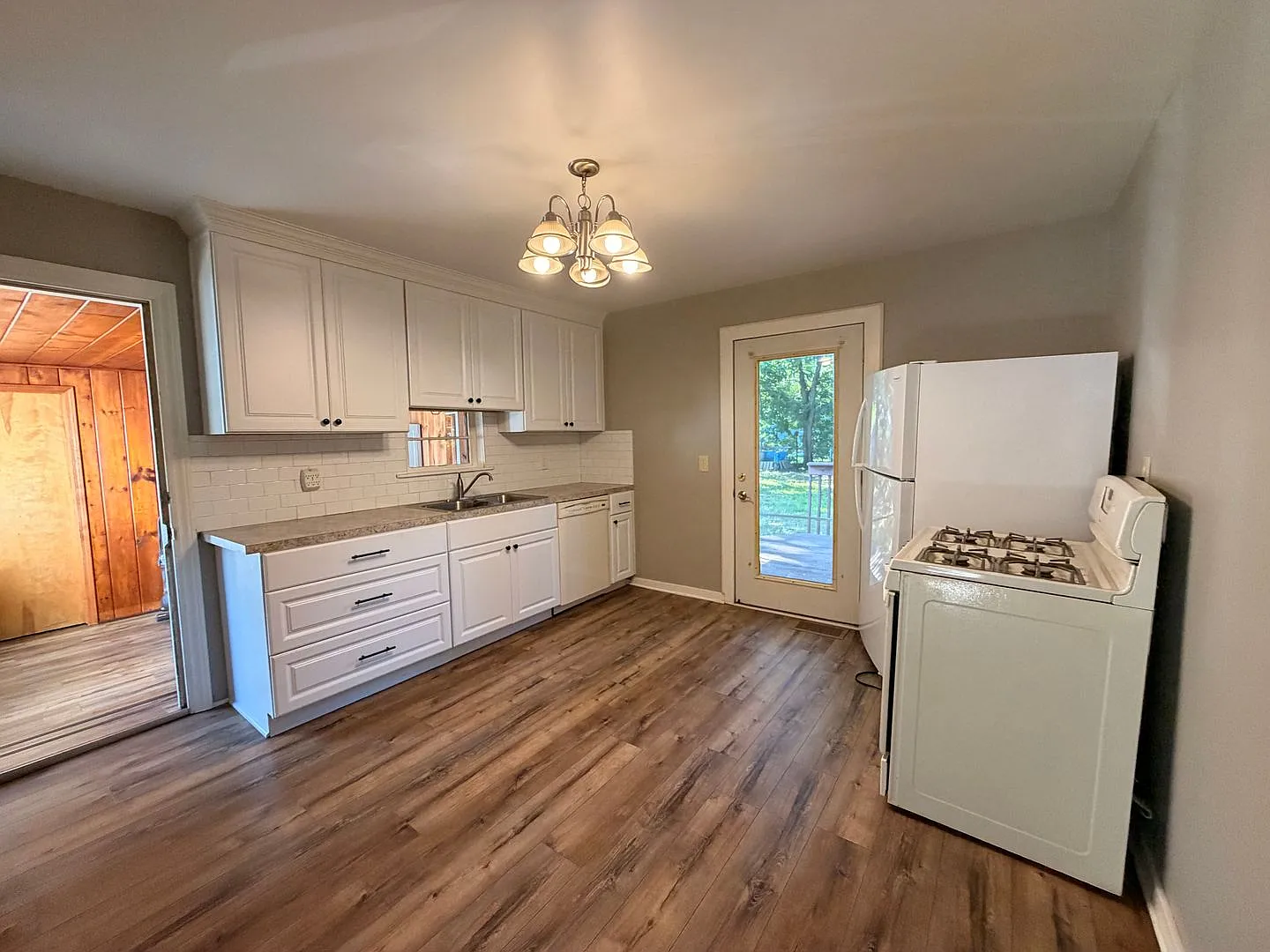 2 Bedroom home - with laundry included — Photo 3