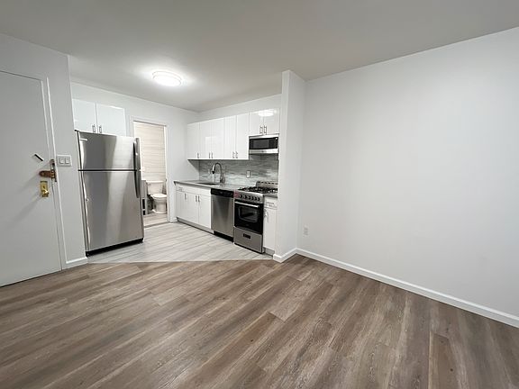4th image of 320 E 6th St APT 9R