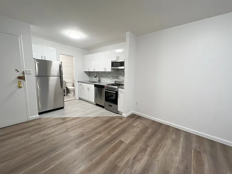 320 E 6th St #9R — Photo 4