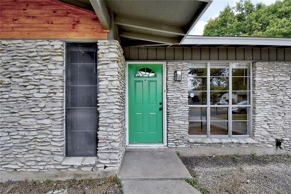 7000 Isabelle Dr — Photo 3