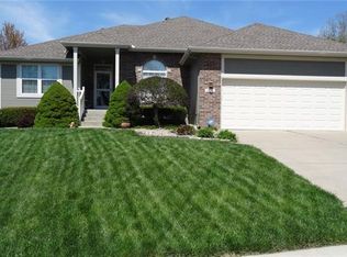 1121 SW Pacific Dr, Lees Summit, MO 64081