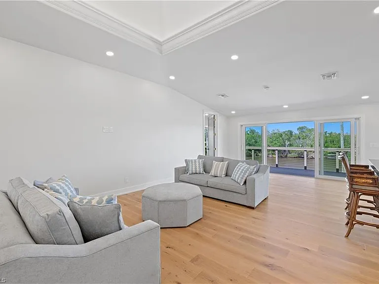 1836 Harbor Ln — Photo 7