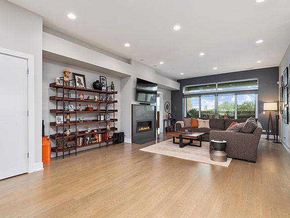 4th image of 1017 N California Ave #11