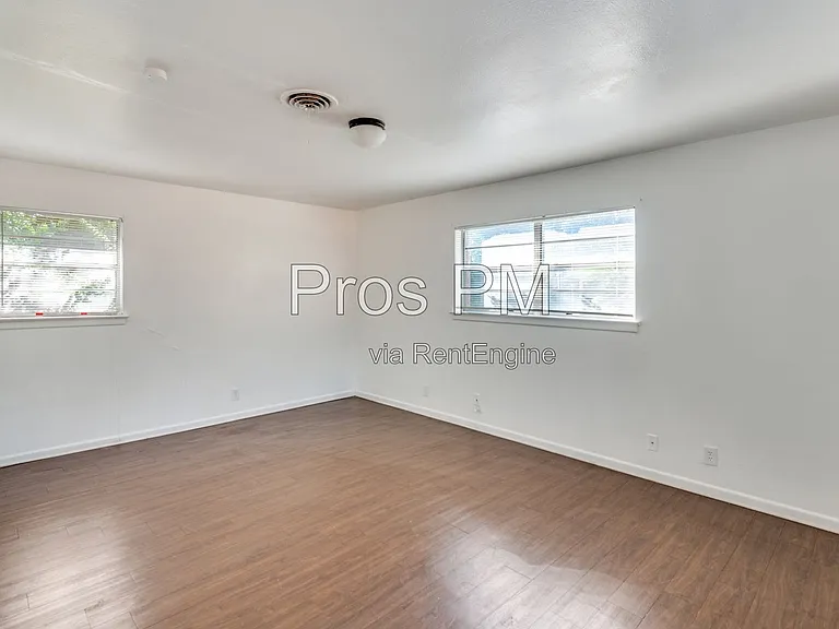 2101 Bradford Dr — Photo 5