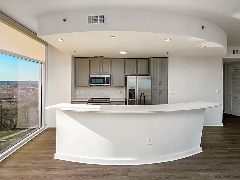 1st image of 3424 Peachtree Rd NE #4421