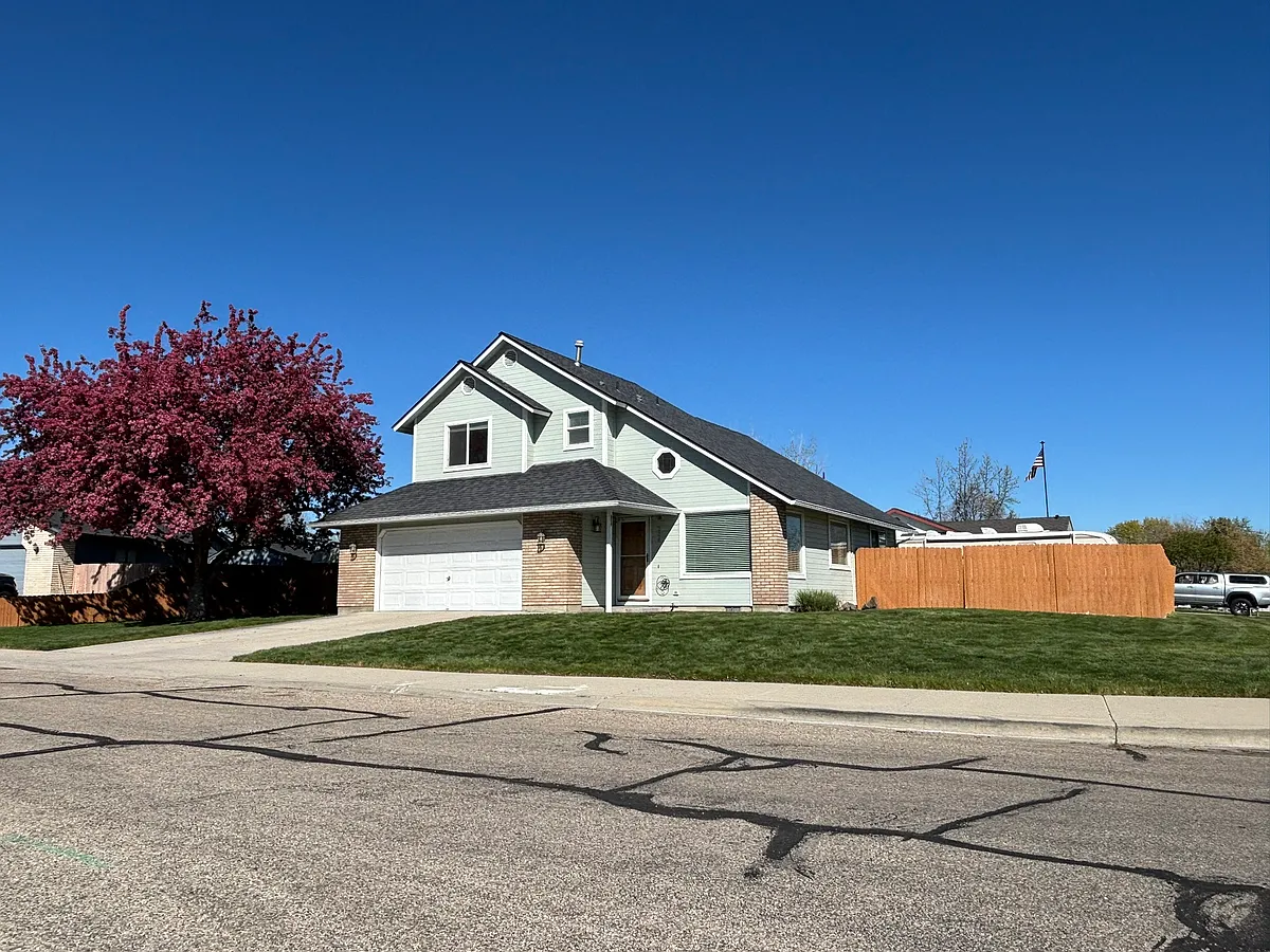 Building Photo - W Creekview Dr