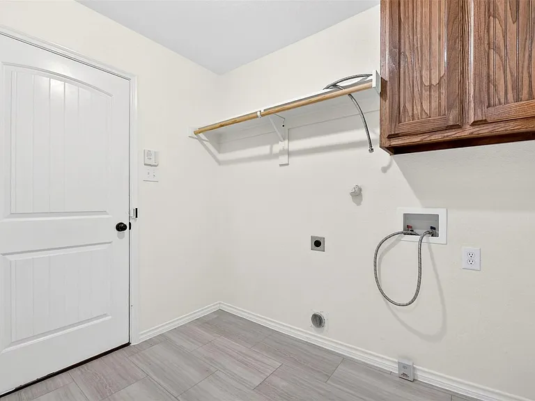 2153 Colby Ln — Photo 21