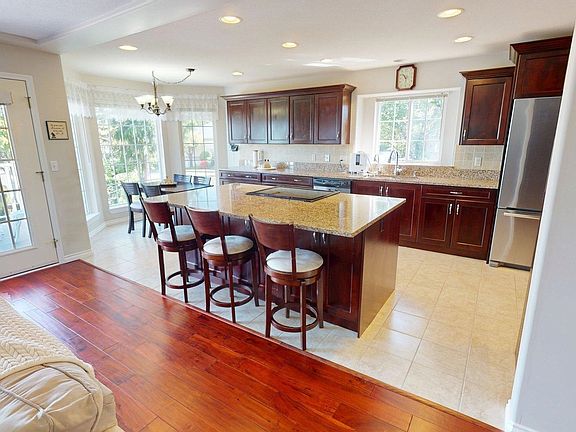 3rd image of 32767 Chilcotin Dr