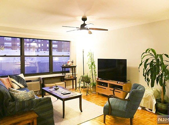 4th image of 2348 Linwood Ave APT 2O