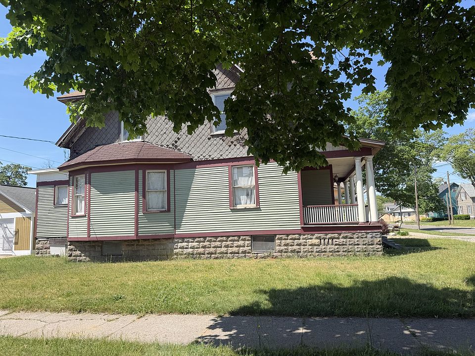 2nd image of 1541 Clinton St