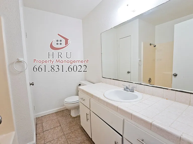 2901 S Chester Ave — Photo 3