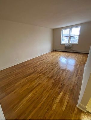 2nd image of 86-25 Van Wyck Expressway E Service Rd APT 5