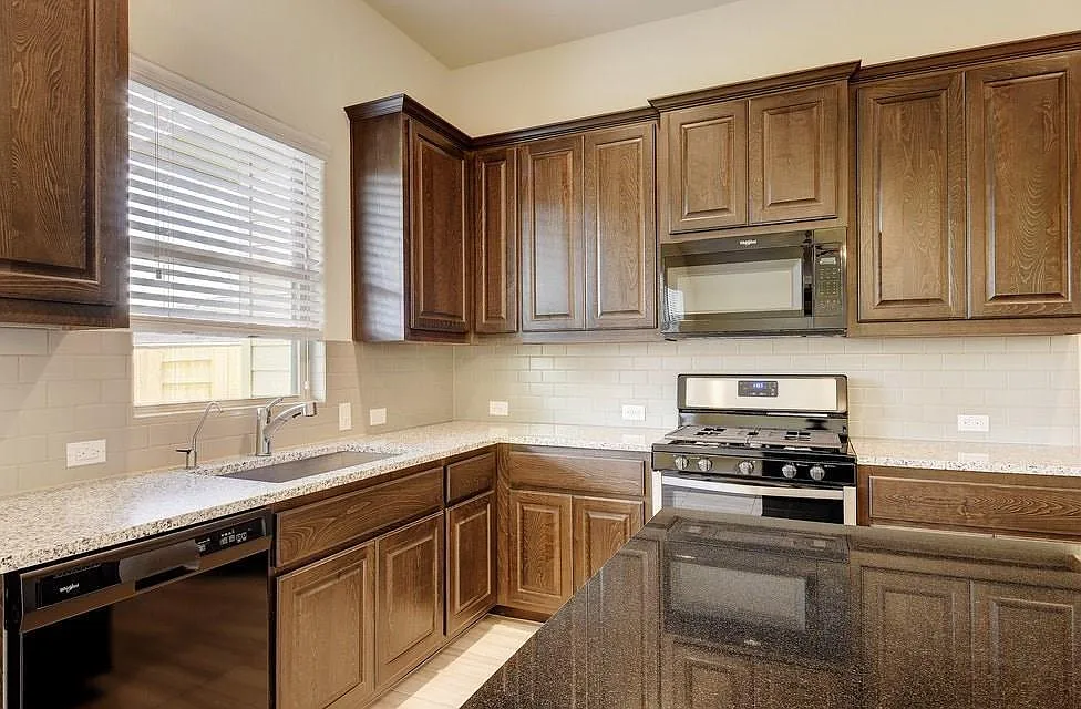 3 bed, 2.0 bath, 2002 sqft, $2,350 — Photo 4