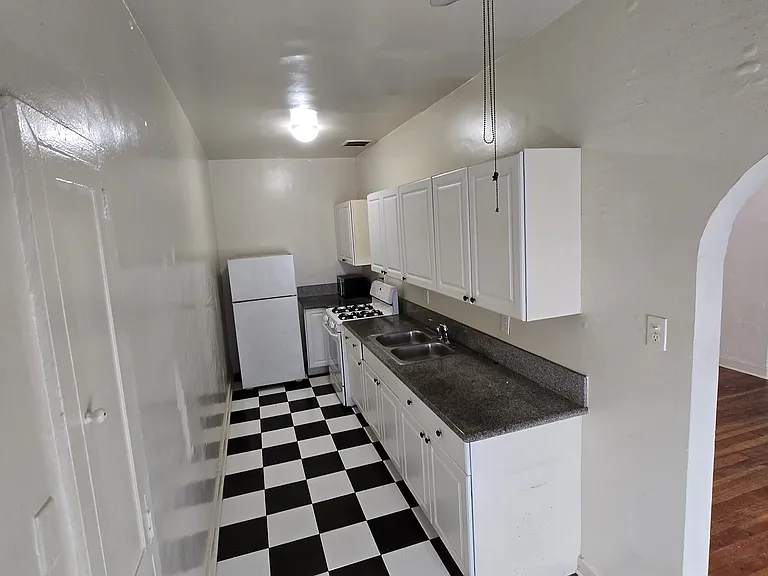 642 S Cochran Ave #104 — Photo 5