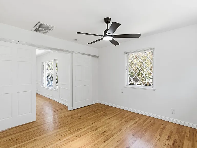 12334 Moorpark Street — Photo 15