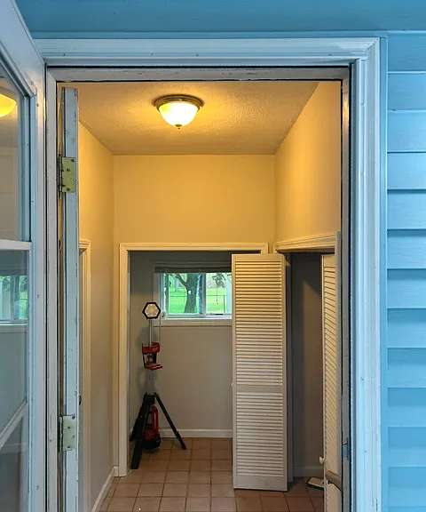 1147 S Curtis St — Photo 4