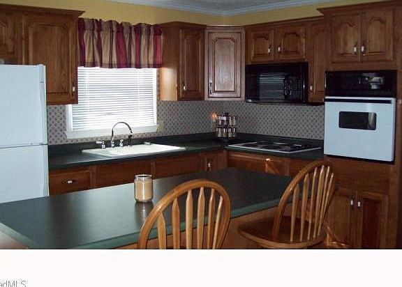 Kitchen w/ Oak Cabinets