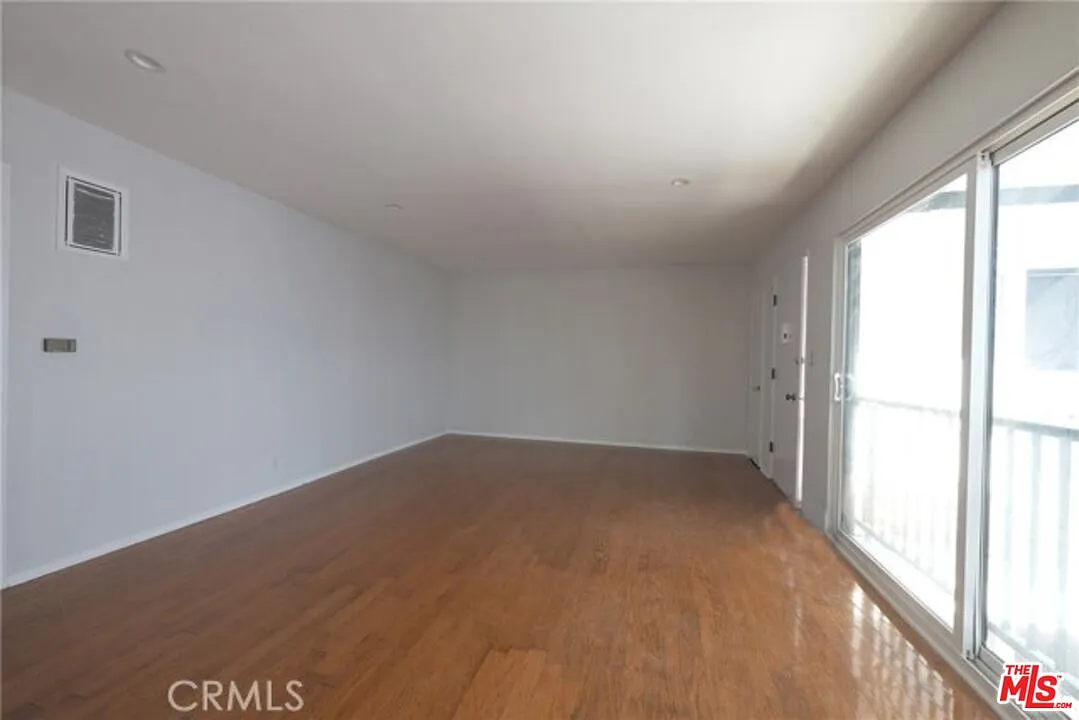 2 bed, 2.0 bath, 950 sqft, $2,996 — Photo 2