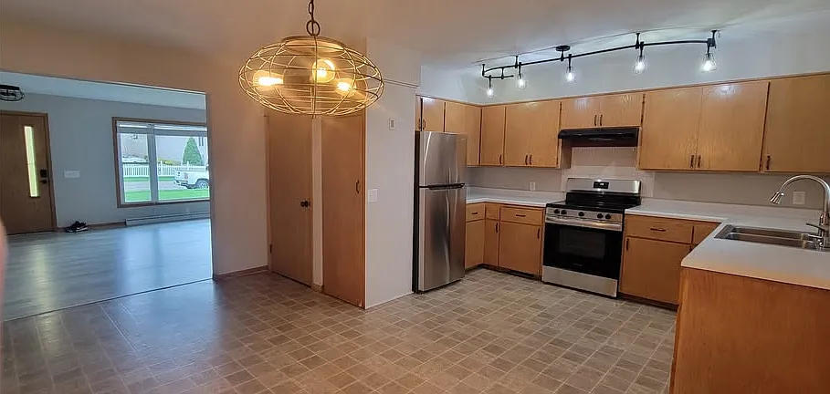 3 bed, 1200 sqft, $2,200 — Photo 4