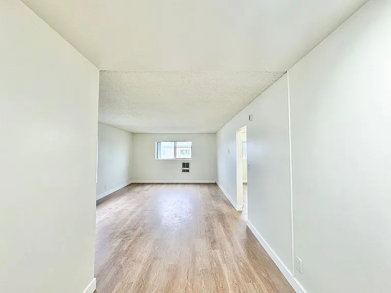 Benton Apartments — Photo 9