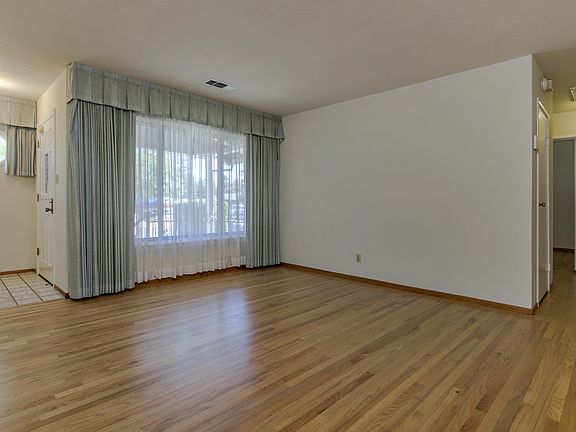 3rd image of 1681 Bowling Green Dr