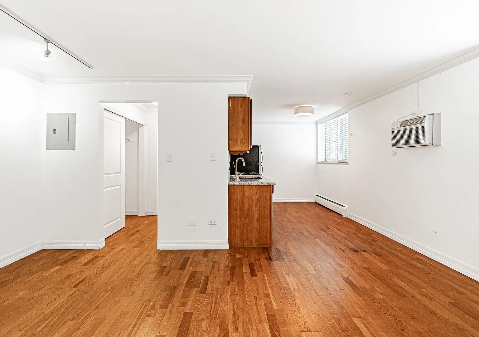 Cozy Studio in Cheesman Park, with Washer and Dryer in Unit — Photo 3