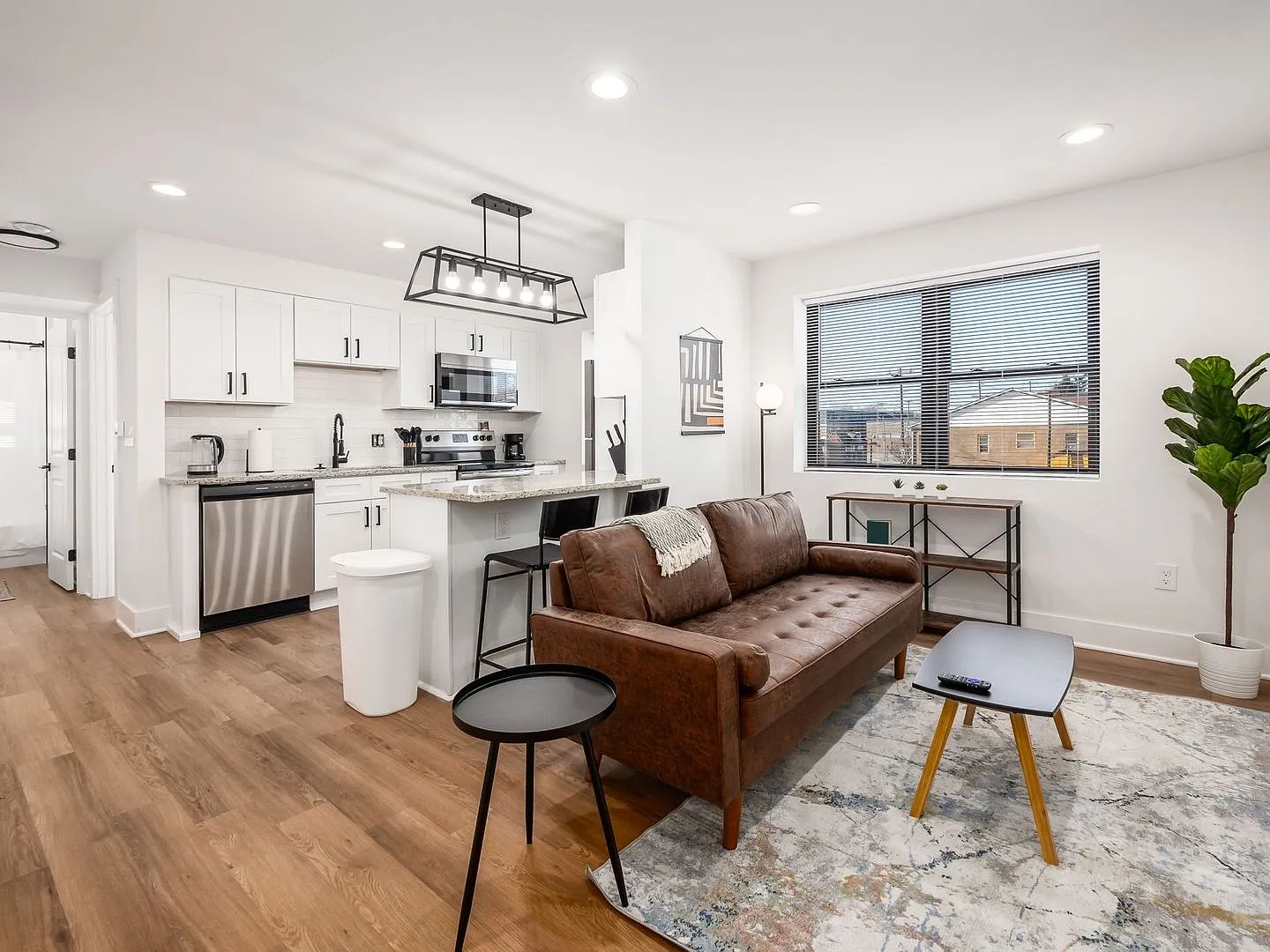 Move-In Special: Free Deposit! Ideal East Side Location With Easy Downtown Access On Livingston — Photo 2