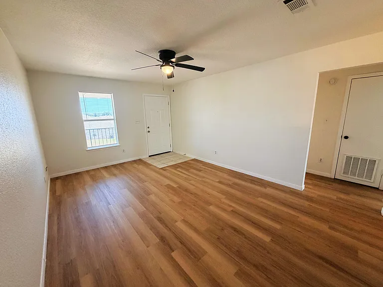 2217-2223 Breezy Dr #2221 — Photo 3