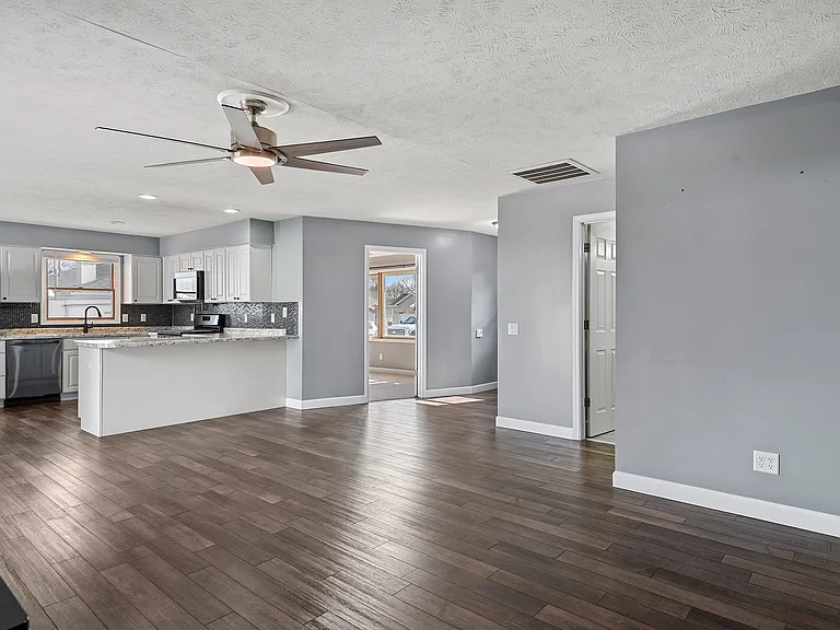 617 E Chestnut St — Photo 6