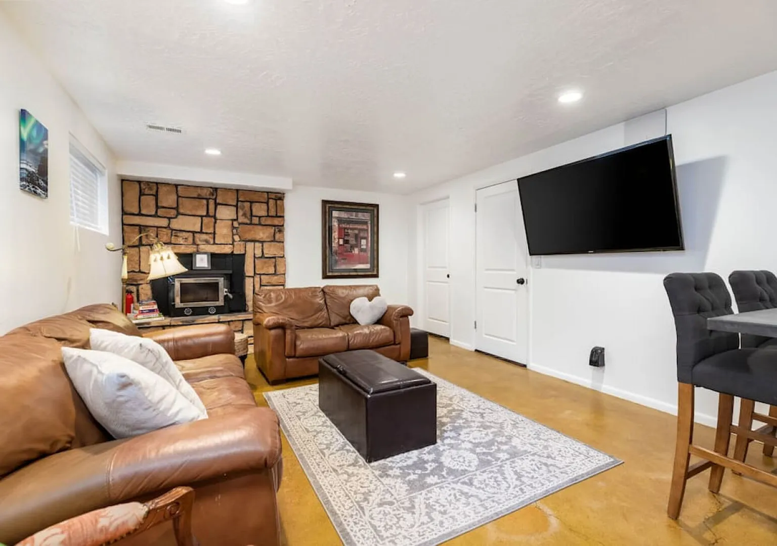 Ski Bum Chalet-Close to Resorts! — Photo 2