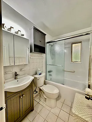 Rented by Zikos Realty Services | media 27