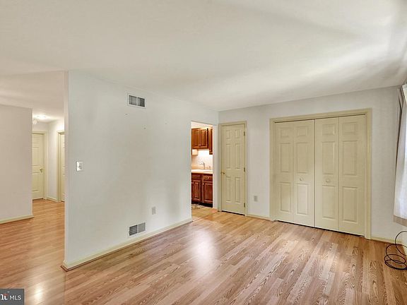 4th image of 10 Maplewood Ave APT 5A
