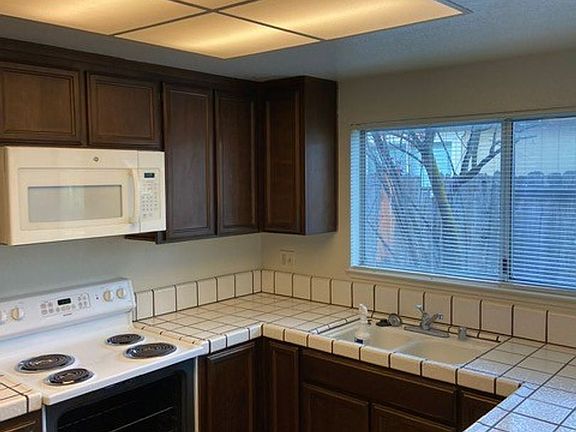3rd image of 6724 Old Oak Ct