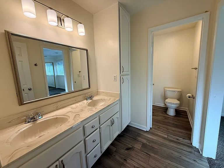Upstairs bathroom with double sink and shower/tub combo