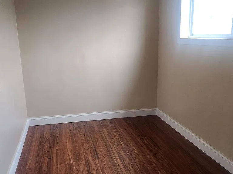 1601 E St NE — Photo 10