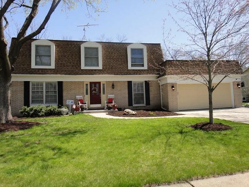 1030 Mayfair Dr photo 1