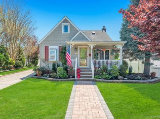 1111 Rosegold St, Franklin Square, NY 11010