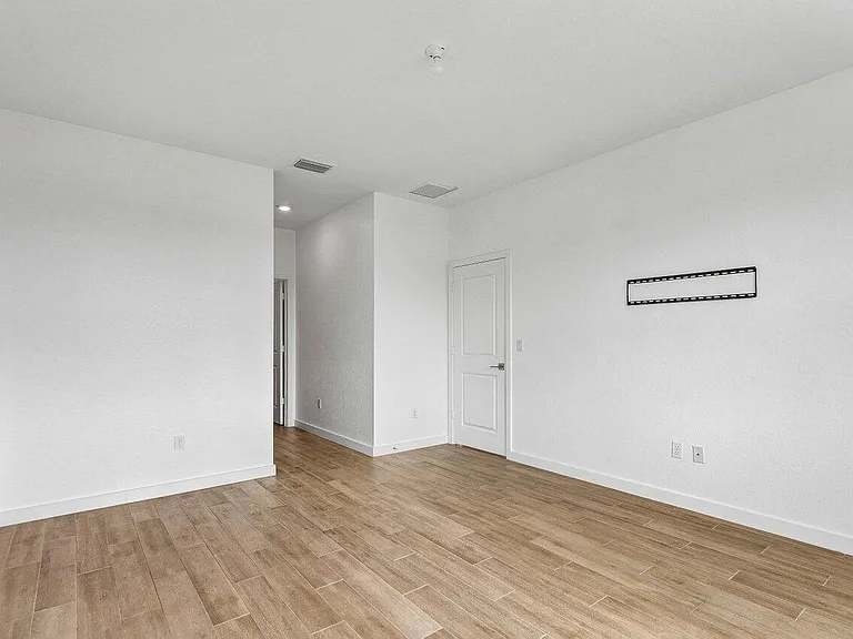 2770 NE Breezeway Cir — Photo 23