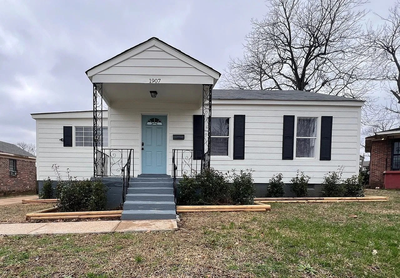 1907 Boyle Ave — Photo 1