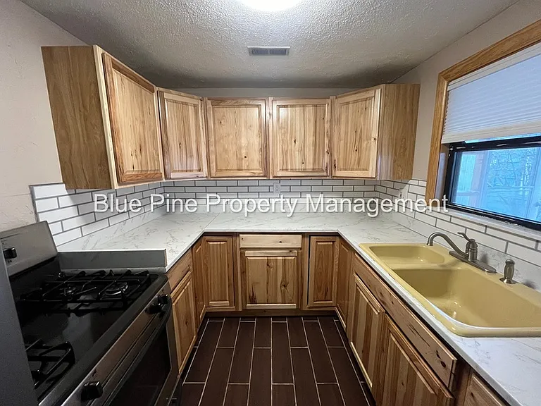 1080 Halsey St — Photo 5
