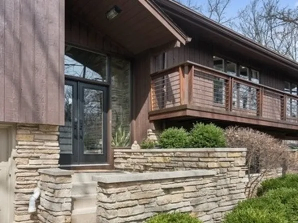 1725 Glenmore Dr, Libertyville, IL 60048