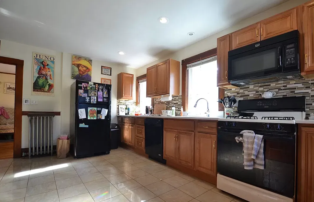 3 bed, 9999 sqft, $3,400 — Photo 1