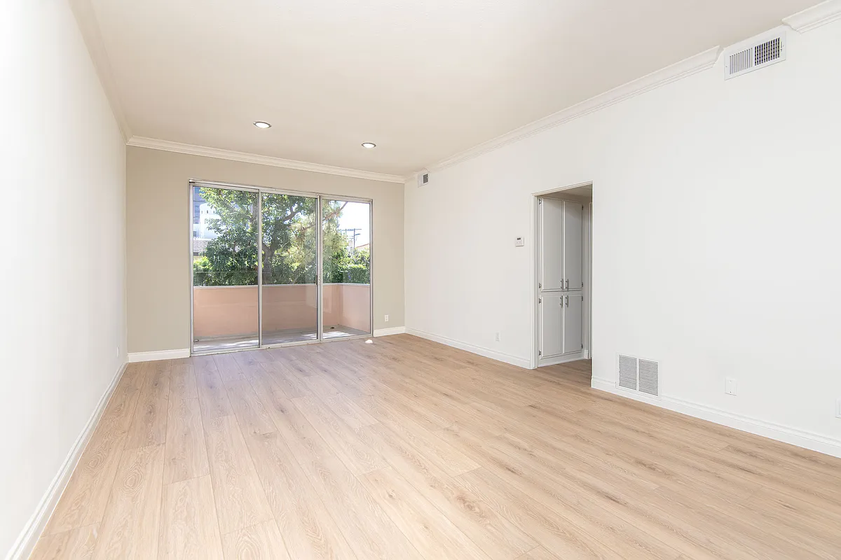 Building Photo - 11757 Kiowa Ave #1