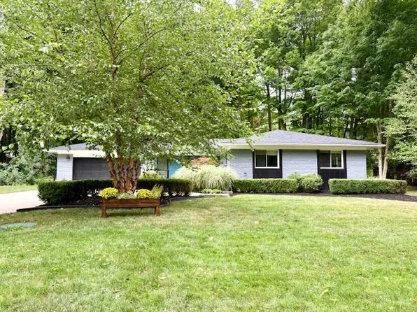 46250 Bloomcrest Dr, Northville, MI 48167