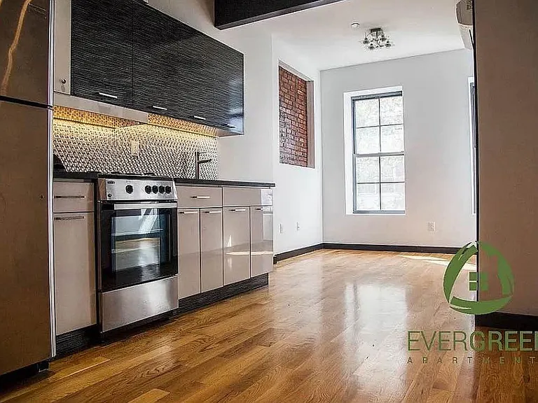 957 Kent Ave #3A — Photo 1