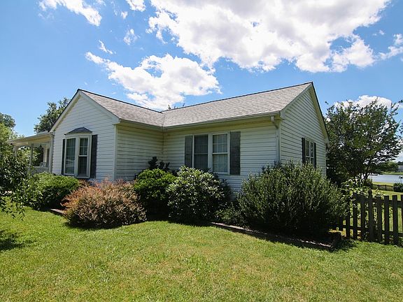 3rd image of 882 King Carter Dr