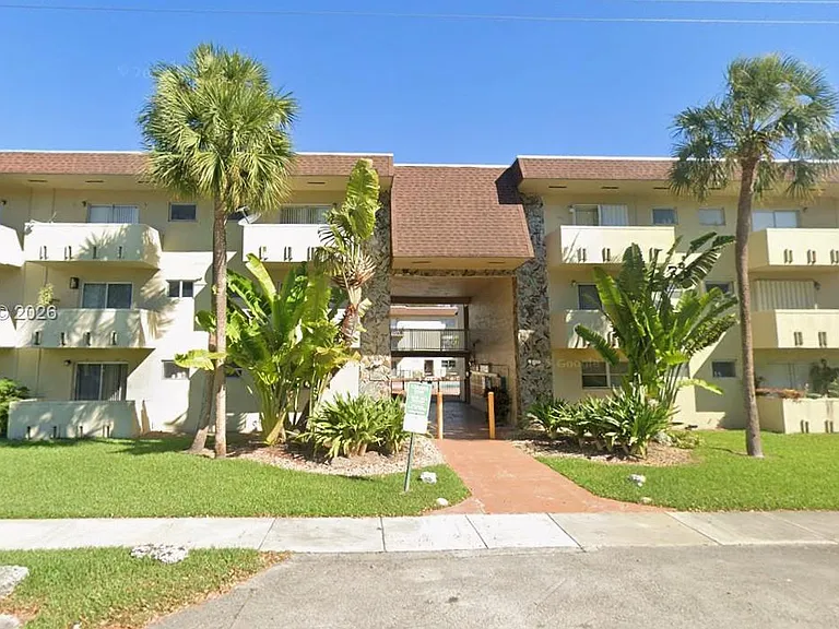 7505 SW 82nd St #322 — Photo 1