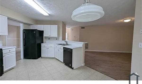 4 bed, 2100 sqft, $3,260 — Photo 4