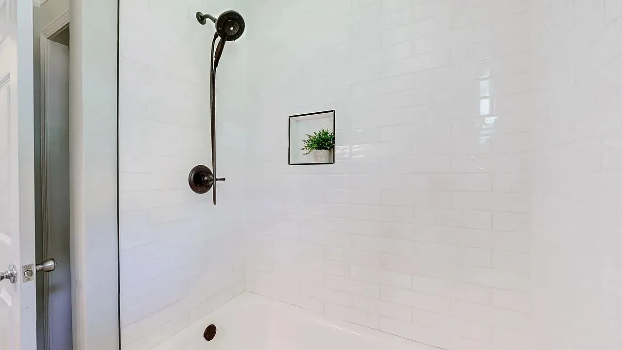 4 bed, 2350 sqft, $2,700 — Photo 4